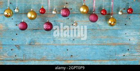 Palle di natale appesi e shabby chic dipinto sfondo, decorazione di natale mock su spazio libero copia Foto Stock