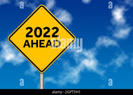 2022 anno avanti segnale di traffico su uno sfondo blu cielo. rendering 3d Foto Stock