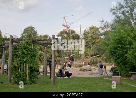 Famiglie che giocano con bambini al Princess Diana Memorial Playground di Kensington Gardens, Hyde Park, Londra, Inghilterra, Regno Unito Foto Stock