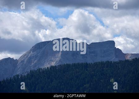 Il maestoso massiccio del Seekofel, Croda del Becco, alto 2810 metri, visto dalle montagne della città di Tesido Foto Stock