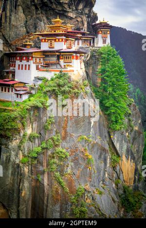 Paro Taktsang, noto anche come il Nido della Tigre, è un sito buddista sacro di Vajrayana Himalayan situato nella scogliera della valle di Paro in Bhutan. Foto Stock