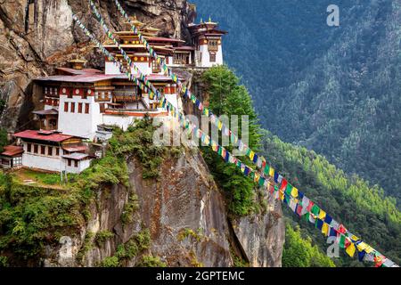 Paro Taktsang, noto anche come il Nido della Tigre, è un sito buddista sacro di Vajrayana Himalayan situato nella scogliera della valle di Paro in Bhutan. Foto Stock