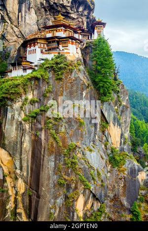 Paro Taktsang, noto anche come il Nido della Tigre, è un sito buddista sacro di Vajrayana Himalayan situato nella scogliera della valle di Paro in Bhutan. Foto Stock