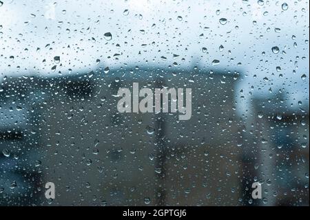 Giorno di pioggia, gocce di pioggia sul vetro della finestra Foto Stock