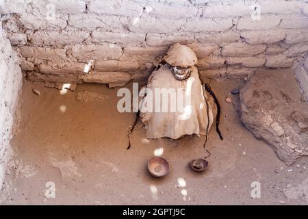 Mummia conservata in una tomba del cimitero di Chauchilla a Nazca, Perù Foto Stock