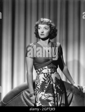 BETTE DAVIS Fashion Portrait di SCOTTY WELBOURNE Pubblicità per QUESTA NOSTRA VITA 1942 regista JOHN HUSTON romanzo Ellen Glasgow sceneggiatura Howard Koch musica Max Steiner abito Orry-Kelly Warner Bros. Foto Stock