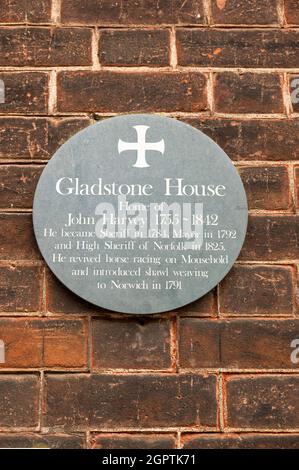 Gladstone House targa su St.Giles Street che racconta la storia di John Harvey e quando divenne sindaco nel 1792 Foto Stock