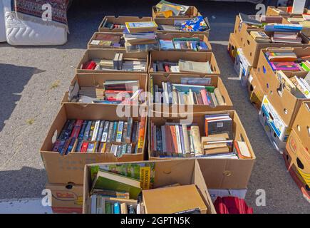 Belgrado, Serbia - 11 settembre 2021: Molti vecchi libri in scatole in vendita al mercato delle pulci Sunny Day. Foto Stock