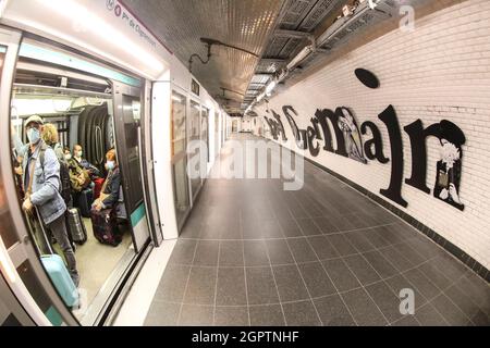 LA STAZIONE DELLA METROPOLITANA SAINT GERMAIN DES PRES ONORA I SUOI ARTISTI A PARIGI Foto Stock