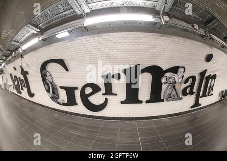 LA STAZIONE DELLA METROPOLITANA SAINT GERMAIN DES PRES ONORA I SUOI ARTISTI A PARIGI Foto Stock