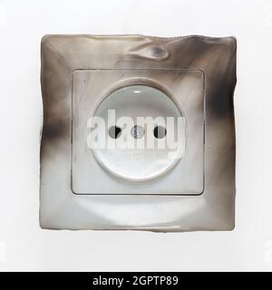 Il cortocircuito dei fili elettrici scintilla i fili fusi, il fuoco dal cablaggio elettrico, il concetto sfondo sfocato, fuoco selettivo Foto Stock