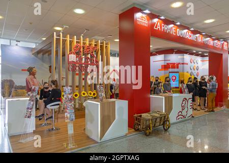 Novi Sad, Serbia - 18 settembre 2021: Box assicurativo Delta generali al Trade Fair Expo. Foto Stock