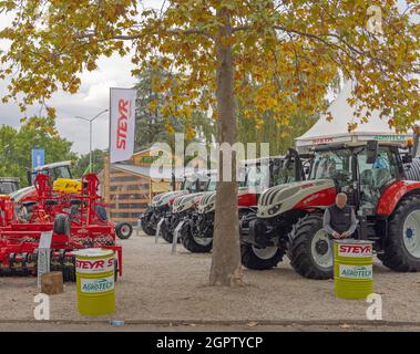 Novi Sad, Serbia - 18 settembre 2021: Nuovi trattori e attrezzature agricole Steyr alla Fiera del Commercio. Foto Stock