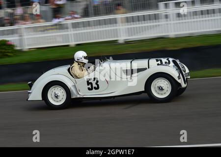 John Ure, Alastair Pugh, BMW 328 Frazer Nash, Brooklands Trophy, una corsa di auto sportiva purosangue a due piloti per veicoli post vintage, Goodwood Revival Foto Stock