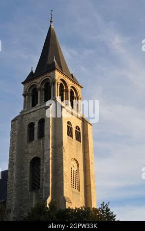 La torre storica di Église de Saint-Germain-des-Prés a Parigi. Parti della chiesa risalgono a circa l'anno 1000. Foto Stock