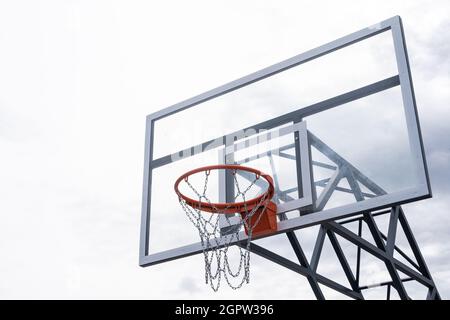 Basket backboard con anello, elaborazione foto a colori. Foto in bianco e nero e anello evidenziato in rosso. Concentratevi sul basket come obiettivo. Foto Stock