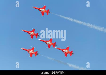 Payerne, Svizzera. 9 marzo 2021. Il team Aerobatic dell'Aeronautica militare svizzera si esibirà durante la giornata di commemorazione dei 100 anni della base aerea svizzera di Payerne (Photo by Eric Dubost/Pacific Press) Credit: Pacific Press Media Production Corp./Alamy Live News Foto Stock