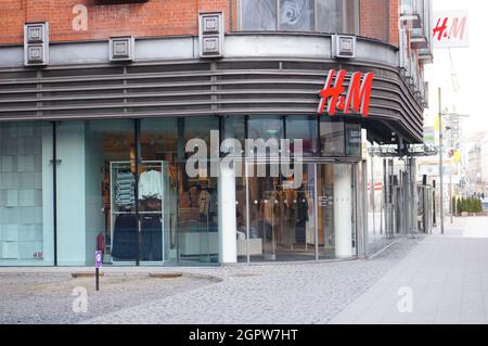 POZNAN, POLONIA - 08 marzo 2015: L'ingresso a un negozio di abbigliamento H&M in città in una giornata buia Foto Stock