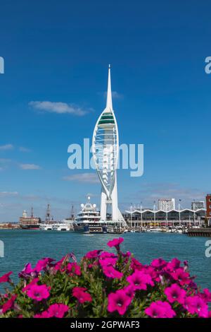 Inghilterra, Hampshire, Portsmouth, Vista diurna della Spinnaker Tower e Gunwharf Quays Foto Stock