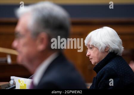 Il Segretario del Tesoro Janet Yellen testimonia dinanzi al Comitato per i servizi finanziari della Camera durante un'audizione sulla supervisione del Dipartimento del Tesoro e della Federal Reserve coronavirus risposta pandemica su Capitol Hill a Washington, DC Giovedi 30 settembre 2021. Credit: Sarah Silbiger/Pool via CNP /MediaPunch Foto Stock