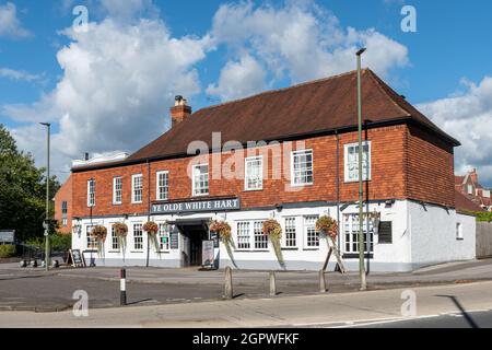 YE Olde White Hart Pub nella città di Frimley, Surrey, Inghilterra, Regno Unito, in un giorno di settembre soleggiato Foto Stock