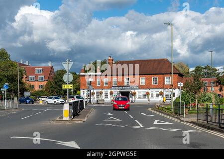 YE Olde White Hart Pub nel Frimley Town Center, Surrey, Inghilterra, Regno Unito, in una giornata di settembre soleggiato. Vista da High Street. Foto Stock