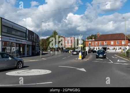 Ammira High Street nel centro di Frimley fino allo Ye Olde White Hart Pub, Surrey, Inghilterra, Regno Unito Foto Stock