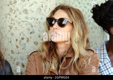 Dinard, Francia. 30 settembre 2021. Laura Smet partecipa all'inaugurazione della cabina sulla spiaggia dedicata a Berenice Bejo durante il 32o Dinard British Film Festival - Day Two il 30 settembre 2021 a Dinard, Francia. Photo by ABACAPRESS.COM Credit: Abaca Press/Alamy Live News Foto Stock