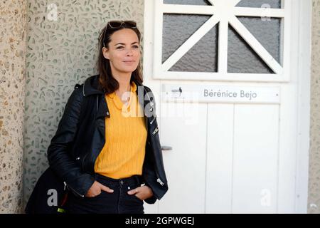 Dinard, Francia. 30 settembre 2021. Berenice Bejo partecipa all'inaugurazione della cabina sulla spiaggia dedicata a Berenice Bejo durante il 32o Dinard British Film Festival - Day Two il 30 settembre 2021 a Dinard, Francia. Photo by ABACAPRESS.COM Credit: Abaca Press/Alamy Live News Foto Stock