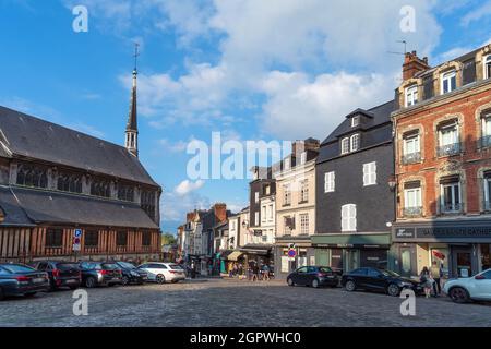 Honfleur, Francia - 4 agosto 2021: Strada pittoresca della città vecchia Honfleur, un comune francese nel dipartimento del Calvados e famosa località turistica in Foto Stock