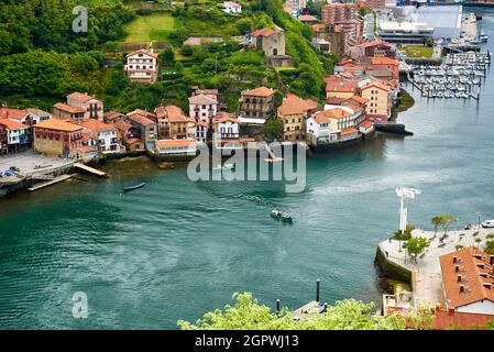 Vista del villaggio di pescatori con il suo lungomare e le barche a Pasai Donibane, Gipuzkoa, Paesi Baschi, Spagna Foto Stock