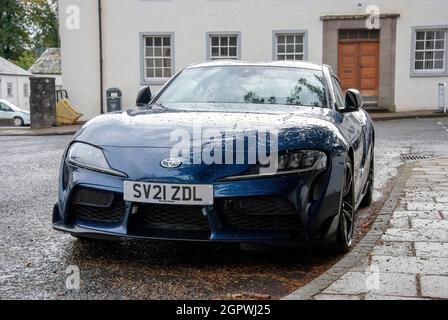 2021 modello Dark Blue Toyota GR Supra Grand Tourer Motor Car basso angolo anteriore lato passeggero lato sinistro vista laterale del blu quinta generazione 2021 modello toyo Foto Stock