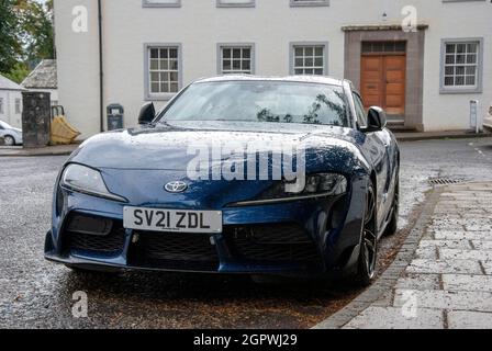 2021 modello Dark Blue Toyota GR Supra Grand Tourer Motor Car basso angolo anteriore lato passeggero lato sinistro vista laterale del blu quinta generazione 2021 modello toyo Foto Stock