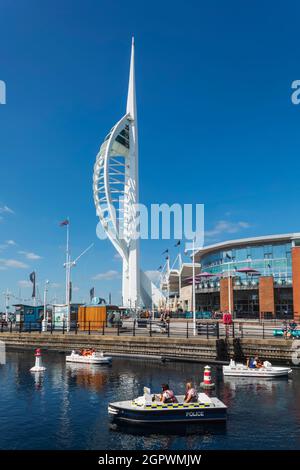 Inghilterra, Hampshire, Portsmouth, Vista diurna della Spinnaker Tower e Gunwharf Quays Foto Stock