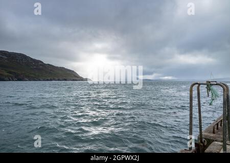 Pioggia tempesta e sole sopra Lough Swilly e Lenan Bay nella contea di Donegal, Irlanda. Foto Stock