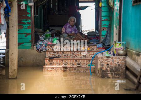 Nonthaburi, Tailandia. 30 settembre 2021. Nonthaburi residente è visto nella sua casa, mentre in acqua allagata durante il doph.After tropicale Dianmu tempesta, un diffuso di inondazioni in 30 province nel centro e nord-est della Thailandia. Il governo ha annunciato la situazione delle inondazioni in 9 province, tra cui Bangkok, Nonthaburi, Patum thani, Chai Nat, Sing Buri, Ang Thong, Ayutthaya, Sara Buri e Lop Buri. Che la situazione debba essere controllata giorno per giorno. (Foto di Peerapon Boonyakiat/SOPA Images/Sipa USA) Credit: Sipa USA/Alamy Live News Foto Stock