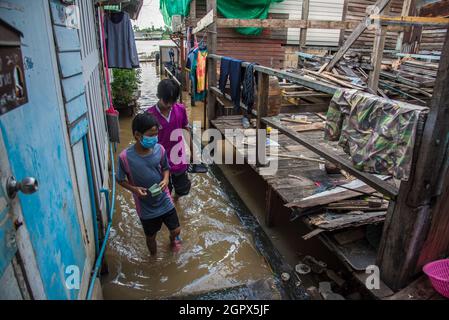 Nonthaburi, Tailandia. 30 settembre 2021. I residenti di Nonthaburi sono visti in acqua allagata, durante il postumi.dopo la tempesta tropicale di Dianmu, una diffusa di inondazioni in 30 province nel centro e nord-est della Thailandia. Il governo ha annunciato la situazione delle inondazioni in 9 province, tra cui Bangkok, Nonthaburi, Patum thani, Chai Nat, Sing Buri, Ang Thong, Ayutthaya, Sara Buri e Lop Buri. Che la situazione debba essere controllata giorno per giorno. (Foto di Peerapon Boonyakiat/SOPA Images/Sipa USA) Credit: Sipa USA/Alamy Live News Foto Stock