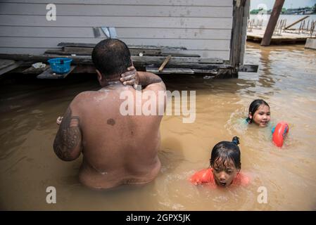 Nonthaburi, Tailandia. 30 settembre 2021. Nonthaburi residente è visto con i bambini in acqua allagata durante il postumi.dopo la tempesta tropicale di Dianmu, un diffuso di inondazioni in 30 province nel centro e nord-est della Thailandia. Il governo ha annunciato la situazione delle inondazioni in 9 province, tra cui Bangkok, Nonthaburi, Patum thani, Chai Nat, Sing Buri, Ang Thong, Ayutthaya, Sara Buri e Lop Buri. Che la situazione debba essere controllata giorno per giorno. (Foto di Peerapon Boonyakiat/SOPA Images/Sipa USA) Credit: Sipa USA/Alamy Live News Foto Stock
