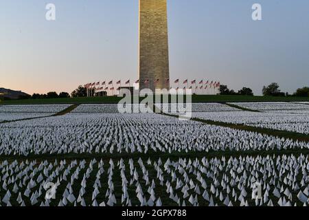 Washington, Stati Uniti. 30 settembre 2021. Il sole sorge su 'in America: Ricorda', un'installazione artistica di bandiere bianche al National Mall che memorializza centinaia di migliaia di Americani che sono morti a causa della pandemia COVID-19, a Washington, DC il 30 settembre 2021. (Foto di Matthew Rodier/Sipa USA) Credit: Sipa USA/Alamy Live News Foto Stock