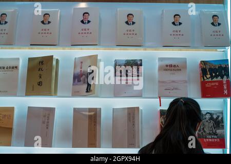 Vari libri su Xi Jinping in una libreria a Pechino, Cina. 30 settembre 2021 Foto Stock