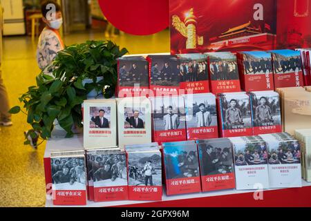 Vari libri su Xi Jinping in una libreria a Pechino, Cina. 30 settembre 2021 Foto Stock