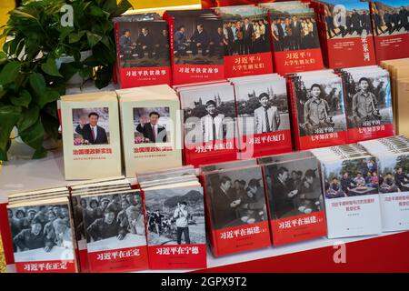 Vari libri su Xi Jinping in una libreria a Pechino, Cina. 30 settembre 2021 Foto Stock