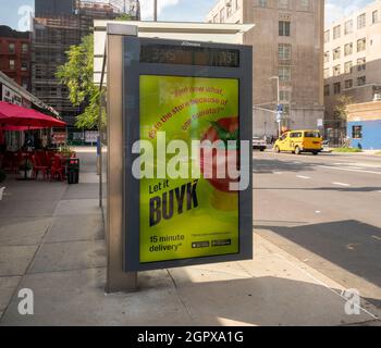 Pubblicità su un rifugio per autobus per il servizio di consegna superveloce di generi alimentari Buyk a New York Sabato, 11 settembre 2021. Servizi di consegna Buyk, Frigo No More, 1520mins e Jokr sono stati fortemente pubblicità. (© Richard B. Levine) Foto Stock