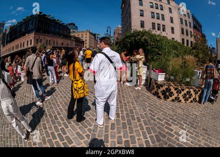 Gli appassionati di moda e il pubblico partecipano al Kate Spade “Apple Orchard” per la New York Fashion Week nel Meatpacking District di New York venerdì 10 settembre 2021. I partecipanti potrebbero estrarre le mele libere dai bidoni e metterle in una borsa di mele Kate Spade. (© Richard B. Levine) Foto Stock