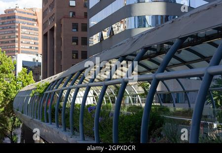 Passaggio sopraelevato nella città di Santiago, Cile. Passerella pedonale in zona urbana Foto Stock