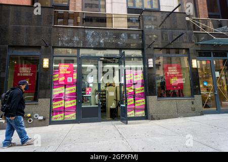 Un negozio di distribuzione per il servizio di consegna superveloce di generi alimentari Buyk a New York mercoledì 29 settembre 2021. Servizi di consegna Buyk, Frigo No More, 1520mins e Jokr sono stati fortemente pubblicità. (© Richard B. Levine) Foto Stock