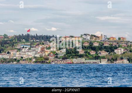 Vista della parte asiatica di Istanbul da una barca galleggiante nel Bosforo di Istanbul, Turchia. Foto Stock