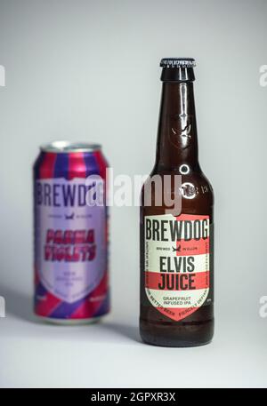 Una bottiglia di pompelmo di Elvis ha infuso la birra IPA insieme a una lattina di birra IPA di Parma Violets New England, entrambe del birrificio scozzese BrewDog. Foto Stock