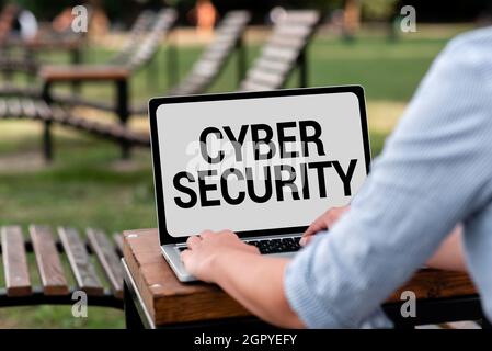 Testo della scrittura Cyber Security. Business Concept proteggere un sistema informatico da accessi non autorizzati Online Jobs e lavorare in remoto Foto Stock