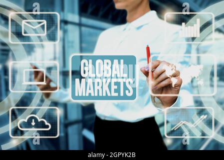 Didascalia di testo che presenta i mercati globali. Business Approach Trading di beni e servizi in tutti i paesi del mondo Lady in Uniform Holding Tablet Foto Stock